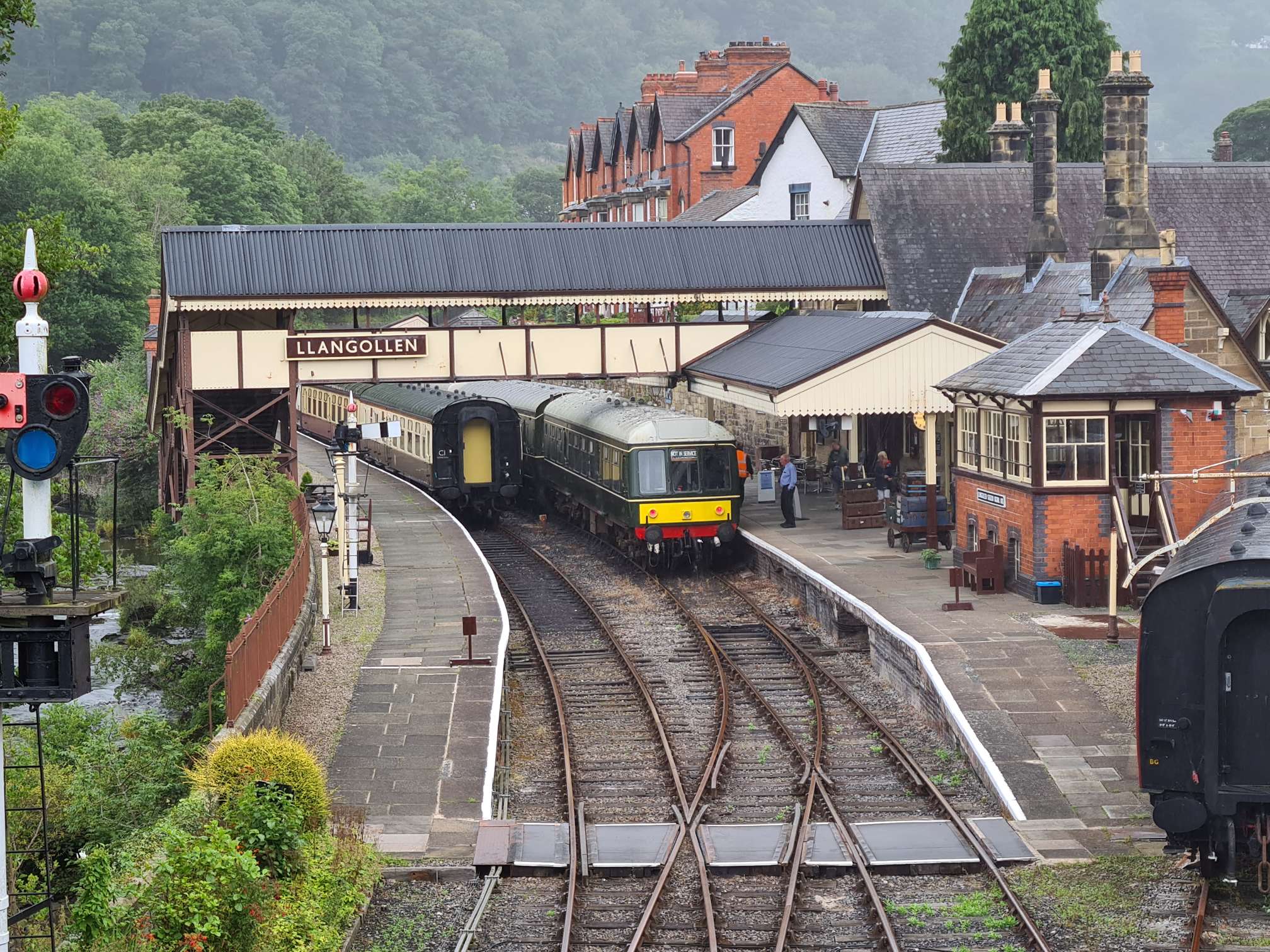 A picture of a train in Llangollen station