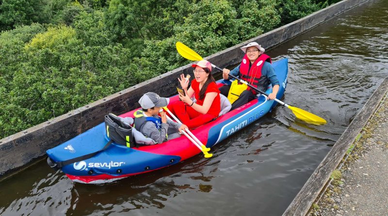 A family in a kayak crossing the Pontcysyllte Aqueduct